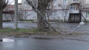 Ukrayna 'daki bir Rus hava saldırısında ağır hasar gören iletişim hattı ve kablolar. Düzinelerce bina tamamen yıkıldı, çatılar çöktü ve duvarlar un ufak oldu. Kişisel eşyalar.