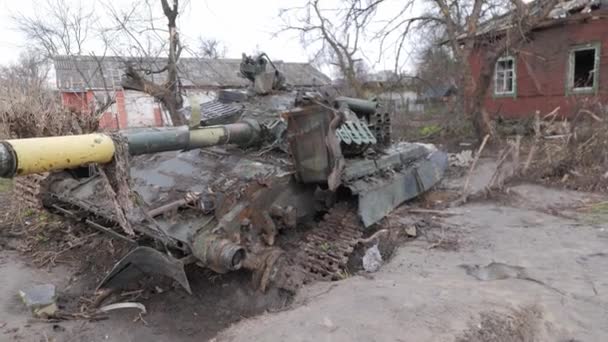 在乌克兰切尔尼赫夫居民区的一辆被俄罗斯空袭严重破坏的乌克兰坦克军车被毁 几十座建筑物被完全摧毁 屋顶被毁 — 图库视频影像
