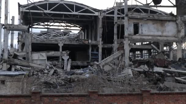 러시아 공습에 심하게 손상되었습니다 우크라이나의 쇼핑몰과 건물이 완전히 파괴되었고 지붕이 — 비디오