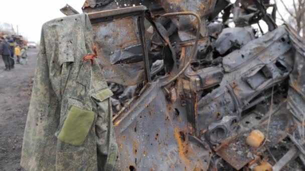 Zerstörte Russische Militärfahrzeuge Inmitten Eines Wohngebiets Ukrainischen Tschernihiw Das Durch — Stockvideo