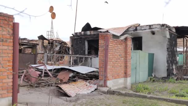 러시아 공습에 심하게 손상되었습니다 우크라이나 Chernihiv에있는 건물이 완전히 파괴되었고 지붕이 — 비디오