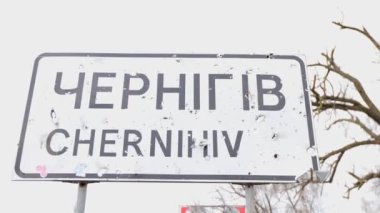 Ukrayna 'nın Chernihiv kentindeki bir yerleşim bölgesi Rus hava saldırısıyla ağır hasar gördü. Düzinelerce bina tamamen yıkıldı, çatılar çöktü ve duvarlar un ufak oldu.