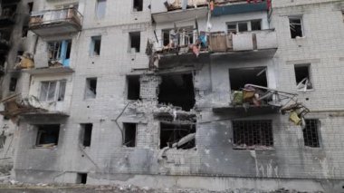 Ukrayna 'nın Chernihiv kentindeki bir yerleşim bölgesi Rus hava saldırısından ağır hasar gördü. Düzinelerce bina tamamen yıkıldı, çatılar çöktü ve duvarlar un ufak oldu. Kişisel eşyalar.