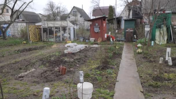 乌克兰切尔尼赫夫的一个住宅区 因俄罗斯空袭而严重受损 几十座建筑物被完全摧毁 屋顶倒塌 墙壁破碎 个人物品 — 图库视频影像