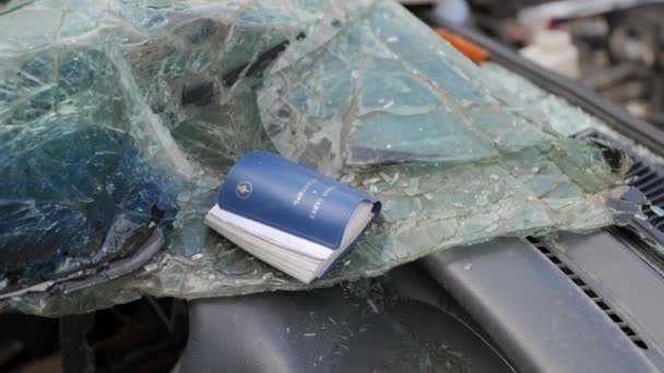 Μια Βίβλος Βρίσκεται Στο Σπασμένο Γυαλί Ενός Αυτοκινήτου Που Έσπασε — Αρχείο Βίντεο