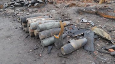 Ukrayna 'da cephane mermisi savaşı. Askeri füze, mermiler. Chernihiv. Görüntü Ukrayna 'daki savaşın acımasız gerçekliğini gösteriyor, askeri füzeler ve mermiler gösteriliyor. Bu aletler