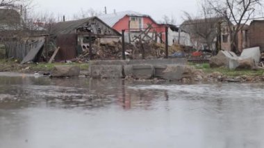 Ukrayna 'nın Chernihiv kentindeki bir yerleşim bölgesi Rus hava saldırısından ağır hasar gördü. Düzinelerce bina tamamen yıkıldı, çatılar çöktü ve duvarlar un ufak oldu. Kişisel eşyalar.