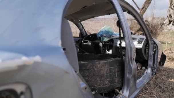 Egy Biblia Fekszik Orosz Hadsereg Által Összetört Autó Törött Üvegén — Stock videók