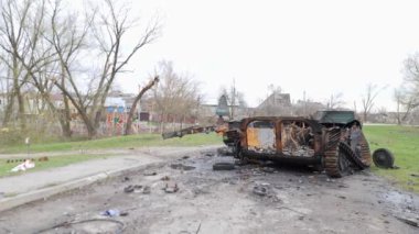 Rus hava saldırısında ağır hasar gören Ukrayna 'nın Chernihiv kentindeki yerleşim bölgelerinde Rus askeri araçları imha edildi. Düzinelerce bina tamamen yıkıldı, çatılar çöktü.
