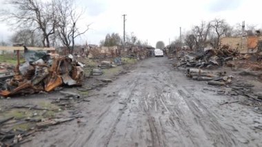 Rus hava saldırısında ağır hasar gören Ukrayna 'nın Chernihiv kentindeki yerleşim bölgelerinde Rus askeri araçları imha edildi. Düzinelerce bina tamamen yıkıldı, çatılar çöktü.