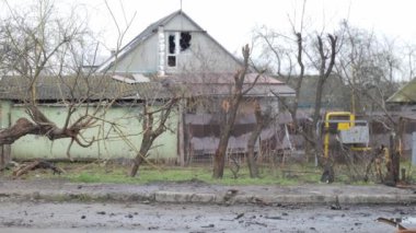 Ukrayna 'nın Chernihiv kentindeki bir yerleşim bölgesi Rus hava saldırısından ağır hasar gördü. Düzinelerce bina tamamen yıkıldı, çatılar çöktü ve duvarlar un ufak oldu. Kişisel eşyalar.