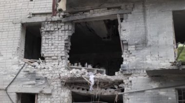 Ukrayna 'nın Chernihiv kentindeki bir yerleşim bölgesi Rus hava saldırısından ağır hasar gördü. Düzinelerce bina tamamen yıkıldı, çatılar çöktü ve duvarlar un ufak oldu. Kişisel eşyalar.