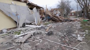 Ukrayna 'nın Chernihiv kentindeki bir yerleşim bölgesi Rus hava saldırısından ağır hasar gördü. Düzinelerce bina tamamen yıkıldı, çatılar çöktü ve duvarlar un ufak oldu. Kişisel eşyalar.
