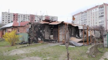 Ukrayna 'nın Chernihiv kentindeki bir yerleşim bölgesi Rus hava saldırısından ağır hasar gördü. Düzinelerce bina tamamen yıkıldı, çatılar çöktü ve duvarlar un ufak oldu. Kişisel eşyalar.