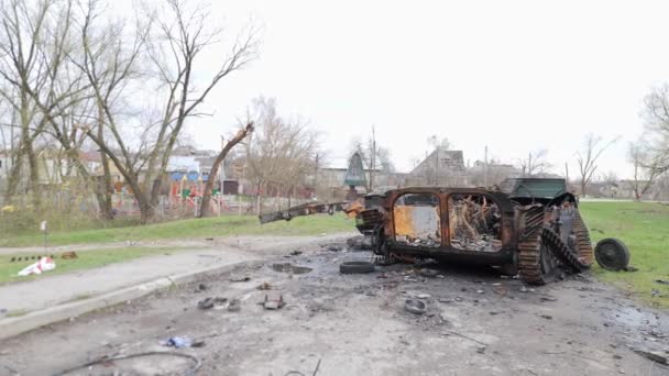 Elpusztította Orosz Katonai Járműveket Ukrajnai Csernyihiv Lakónegyedében Amelyet Súlyosan Megrongált — Stock videók
