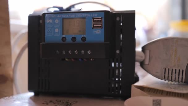 Solaranlage Steht Das Steuergerät Auf Dem Küchentisch Stellen Sie Sich — Stockvideo