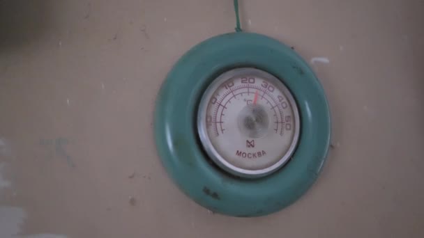 Εικόνα Είναι Ένα Κοντινό Πλάνο Ενός Θερμόμετρου Τοίχου Είναι Στρογγυλό — Αρχείο Βίντεο