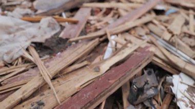 Ukrayna 'nın Chernihiv kentindeki bir yerleşim bölgesi Rus hava saldırısından ağır hasar gördü. Düzinelerce bina tamamen yıkıldı, çatılar çöktü ve duvarlar un ufak oldu. Kişisel eşyalar.