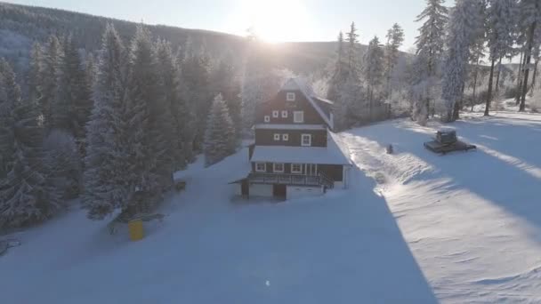 Casa Montaña Bosque Invierno Sol Naciente Imágenes Alta Calidad Medida — Vídeos de Stock