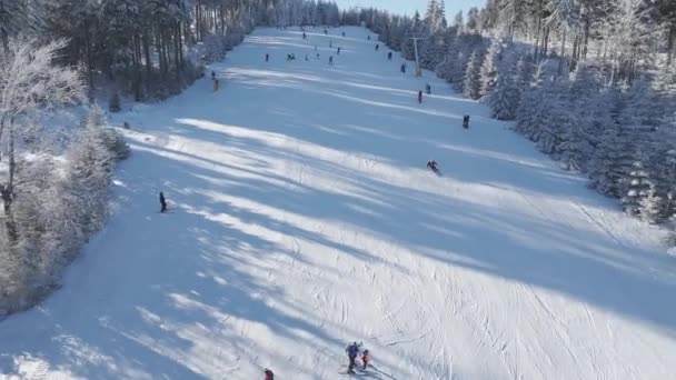 Les Skieurs Descendent Montagne Vue Sur Les Drones Des Images — Video