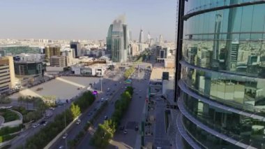 İnsansız uçak zarif bir şekilde Suudi Arabistan, Riyad üzerinde süzülerek görkemli Krallık Kulesi 'ni gün ışığında ele geçirdi. Şehir, mimarisindeki modernliği yansıtırken,