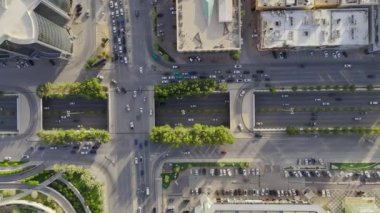 Bu İHA atışı, Suudi Arabistan, Riyad 'ı gün ışığında ortaya çıkarıyor. Şehirdeki yolların kesişmesi şehir planlamasının bir kanıtıdır. Aşağıdaki manzara ve ağaçlar...