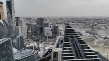 Kral Abdullah Finans Bölgesi KAFD, Riyad, Suudi Arabistan. Mahalle, modern mimari hüner ve ekonomik hırsın bir kanıtıdır. Modern mimarinin kombinasyonu ve
