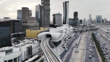 Yakınlarda bir metro istasyonu var. Suudi Arabistan 'ın Riyad kentinde Kral Abdullah Financial District KAFD' nin yanında yer alan modern bir metro istasyonu. İstasyon pırıl pırıl ve modern görünüyor.