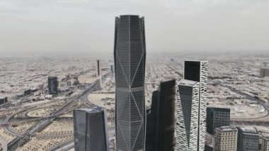 Kral Abdullah Finans Bölgesi KAFD, Riyad, Suudi Arabistan. Mahalle, modern mimari hüner ve ekonomik hırsın bir kanıtıdır. Modern mimarinin kombinasyonu ve