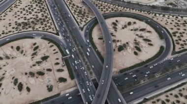 KAFD yakınlarındaki yol kavşağı - Kral Abdullah Finans Bölgesi. İnsansız hava aracının görüntüsü. Suudi Arabistan 'ın Riyad kentindeki Kral Abdullah Financial District KAFD yakınlarında yoğun bir kavşak. Bu kavşak