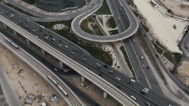 KAFD yakınlarındaki yol kavşağı - Kral Abdullah Finans Bölgesi. İnsansız hava aracının görüntüsü. Suudi Arabistan 'ın Riyad kentindeki Kral Abdullah Financial District KAFD yakınlarında yoğun bir kavşak. Bu kavşak