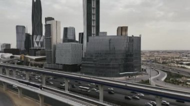 KAFD yakınlarındaki yol kavşağı ve metro istasyonu Kral Abdullah Finans Bölgesi. İnsansız hava aracının görüntüsü. Suudi Arabistan 'ın Riyad kentindeki Kral Abdullah Finans Bölgesi yakınlarındaki yoğun bir kavşak.