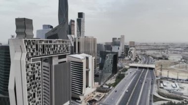 Kral Abdullah Finans Bölgesi KAFD, Riyad, Suudi Arabistan. Mahalle, modern mimari hüner ve ekonomik hırsın bir kanıtıdır. Modern mimarinin kombinasyonu ve