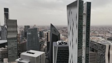 Kral Abdullah Finans Bölgesi KAFD, Riyad, Suudi Arabistan. Mahalle, modern mimari hüner ve ekonomik hırsın bir kanıtıdır. Modern mimarinin kombinasyonu ve