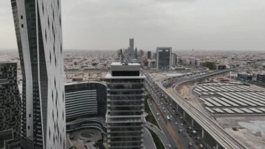 Kral Abdullah Finans Bölgesi KAFD, Riyad, Suudi Arabistan. Mahalle, modern mimari hüner ve ekonomik hırsın bir kanıtıdır. Modern mimarinin kombinasyonu ve