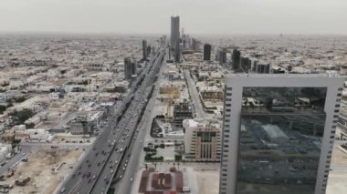 KAFD yakınlarındaki yol kavşağı - Kral Abdullah Finans Bölgesi. İnsansız hava aracının görüntüsü. Suudi Arabistan 'ın Riyad kentindeki Kral Abdullah Financial District KAFD yakınlarında yoğun bir kavşak. Bu kavşak