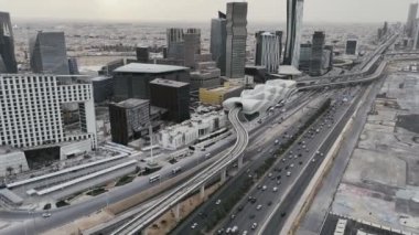 KAFD yakınlarındaki yol kavşağı ve metro istasyonu Kral Abdullah Finans Bölgesi. İnsansız hava aracının görüntüsü. Suudi Arabistan 'ın Riyad kentindeki Kral Abdullah Finans Bölgesi yakınlarındaki yoğun bir kavşak.
