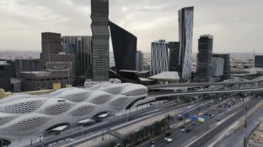 Yakınlarda bir metro istasyonu var. Suudi Arabistan 'ın Riyad kentinde Kral Abdullah Financial District KAFD' nin yanında yer alan modern bir metro istasyonu. İstasyon pırıl pırıl ve modern görünüyor.