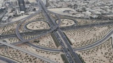 KAFD yakınlarındaki yol kavşağı - Kral Abdullah Finans Bölgesi. İnsansız hava aracının görüntüsü. Suudi Arabistan 'ın Riyad kentindeki Kral Abdullah Financial District KAFD yakınlarında yoğun bir kavşak. Bu kavşak