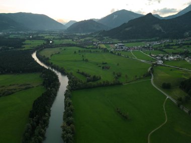 İHA uçuşu. Avusturya dağları. Bu drone görüntüleri zümrüt vadilerin zirvelerle buluştuğu nefes kesici güzellikleri gözler önüne seriyor. Kır çiçekleriyle benekli parlak yeşil çayırlar keskin bir kontrastla...