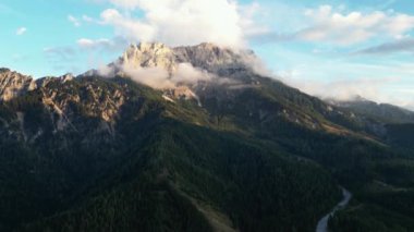 İHA uçuşu. Avusturya dağları. Bu drone görüntüleri zümrüt vadilerin zirvelerle buluştuğu nefes kesici güzellikleri gözler önüne seriyor. Kır çiçekleriyle benekli parlak yeşil çayırlar keskin bir kontrastla...