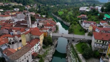 İHA uçuşu. Çek Cumhuriyeti. Nehir. Köprü. Bu drone 'ların bakış açısı nefes kesici bir perspektif sunuyor, doğanın ve insan yaratılışının uyumlu bir karışımını gösteriyor. Yüksek kalite 4k görüntü