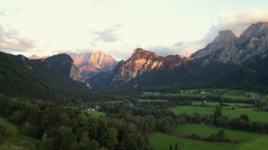 İHA uçuşu. Avusturya dağları. Bu drone görüntüleri zümrüt vadilerin zirvelerle buluştuğu nefes kesici güzellikleri gözler önüne seriyor. Kır çiçekleriyle benekli parlak yeşil çayırlar keskin bir kontrastla...