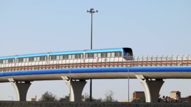 Riyad Suudi Arabistan 'daki modern metro hattı. Yeni metro sistemi, Riyad 'ın trafik sıkışıklığını azaltma ve trafik sıkışıklığını azaltma amaçlı toplu taşımacılık altyapısını geliştirmede önemli bir adım teşkil ediyor.
