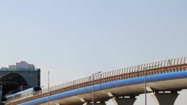Riyad Suudi Arabistan 'daki modern metro hattı. Yeni metro sistemi, Riyad 'ın trafik sıkışıklığını azaltma ve trafik sıkışıklığını azaltma amaçlı toplu taşımacılık altyapısını geliştirmede önemli bir adım teşkil ediyor.