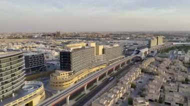 Günbatımında Riyad Suudi Arabistan 'daki modern metro hattının insansız hava aracı görüntüsü. İnsansız hava aracı videosu, Riyad 'ın modern metro hattının geniş ve verimli bir görüntüsünü sağlıyor.