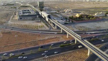 Günbatımında Riyad Suudi Arabistan 'daki modern metro hattının insansız hava aracı görüntüsü. İnsansız hava aracı videosu, Riyad 'ın modern metro hattının geniş ve verimli bir görüntüsünü sağlıyor.