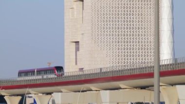 Riyad Suudi Arabistan 'daki modern metro hattı. Yeni metro sistemi, Riyad 'ın trafik sıkışıklığını azaltma ve trafik sıkışıklığını azaltma amaçlı toplu taşımacılık altyapısını geliştirmede önemli bir adım teşkil ediyor.