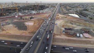 Suudi Arabistan Riyad 'daki karmaşık bir kavşağın insansız hava aracı görüntüsü. Bu video, Suudi Arabistan 'ın Riyad kentindeki yoğun bir kavşağın insansız hava aracı tarafından ele geçirilmiş çarpıcı bir hava görüntüsünü gösteriyor. Karmaşık tasarım
