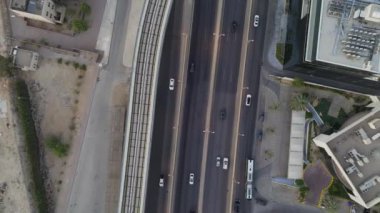 Suudi Arabistan Riyad 'daki karmaşık bir kavşağın insansız hava aracı görüntüsü. Bu video, Suudi Arabistan 'ın Riyad kentindeki yoğun bir kavşağın insansız hava aracı tarafından ele geçirilmiş çarpıcı bir hava görüntüsünü gösteriyor. Karmaşık tasarım